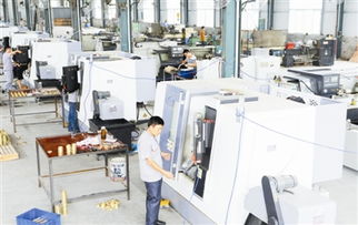 新河县途盟机械制造,工人用数控设备生产阀门